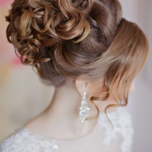 5 Best Glamorous Hairstyles For Prom (2021 Edition)